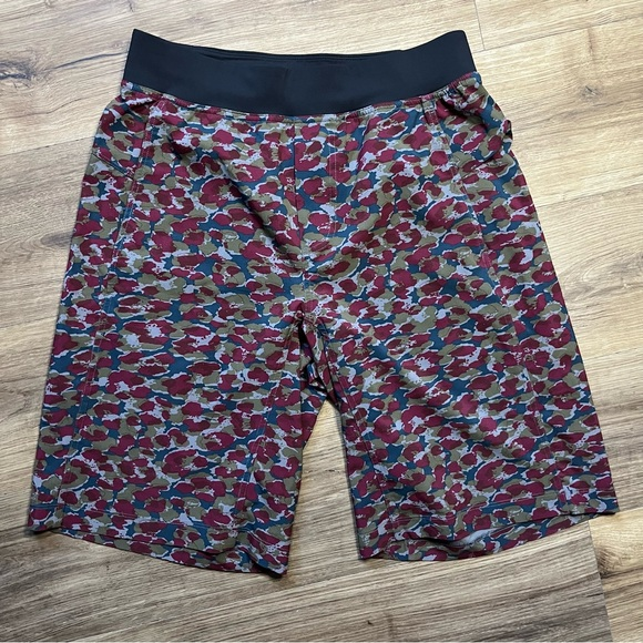 Lululemon Mens T.H.E. Short 11" Linerless Shorts Size S Camouflage Red‎ Black - Picture 1 of 7